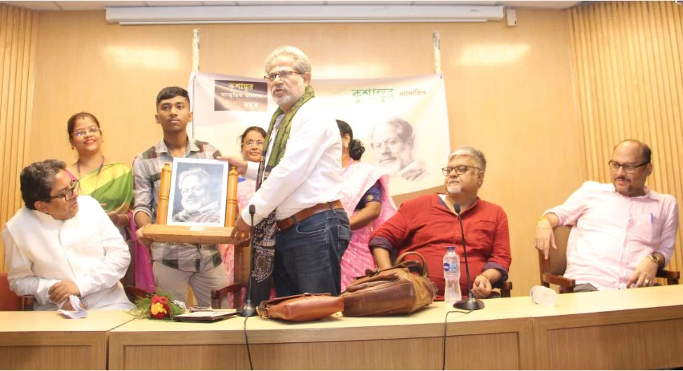 কবিতা লেখা বিপদজ্জনক হয়ে উঠছে, দাবি সুবোধ সরকারের