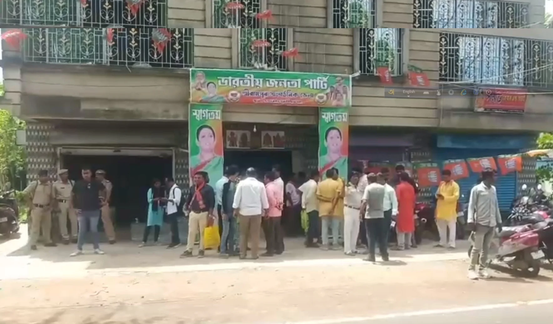 হাওড়ায় এসে একাধিক কর্মসূচিতে যোগ দিলেন কেন্দ্রীয় মন্ত্রী স্মৃতি ইরানি, মধ্যাহ্নভোজন সারলেন কর্মীর বাড়িতে