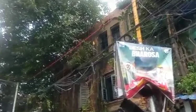 শহরে ফের ভেঙে পড়লো বিপজ্জনক বাড়ি, আহত এক