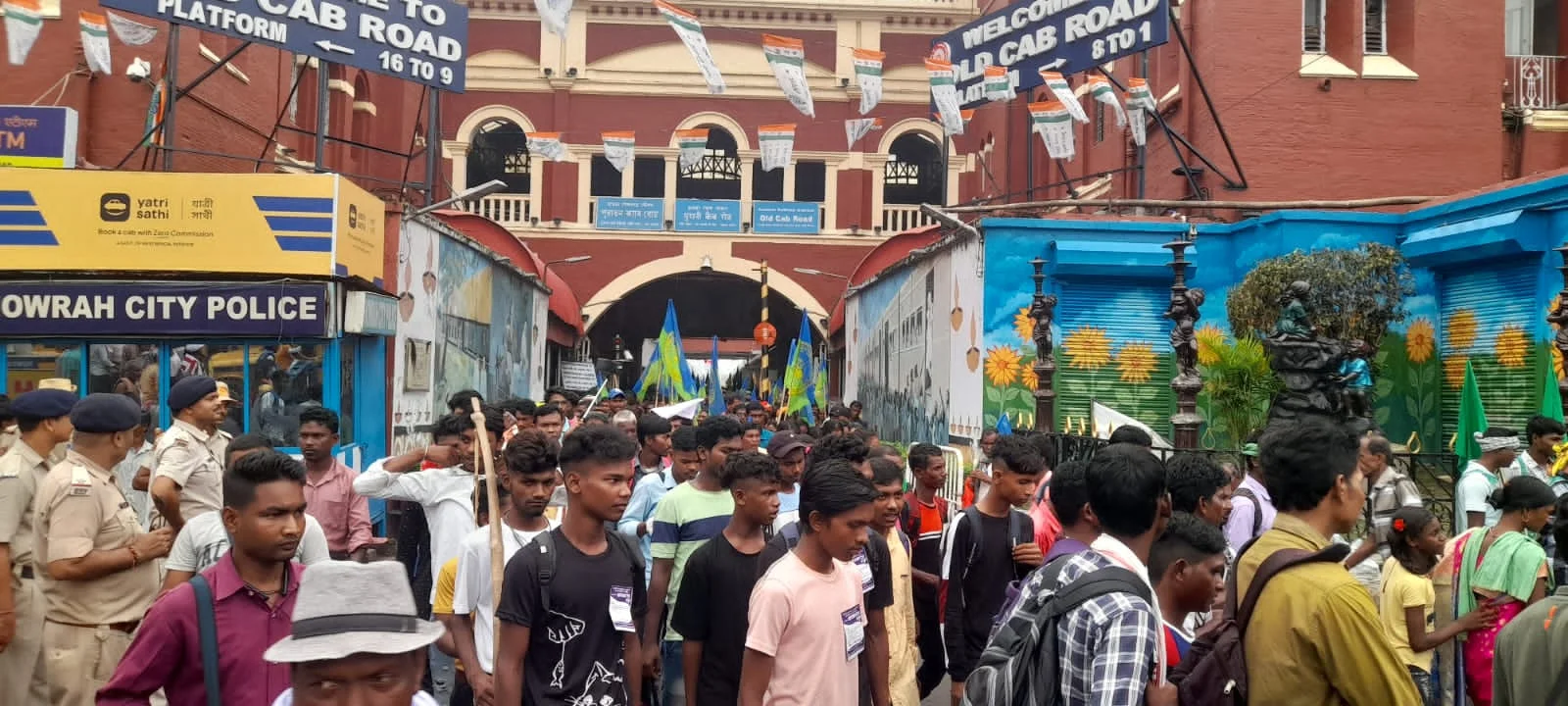 আদিবাসীদের  মিছিলে যানজটে নাকাল অফিসযাত্রীরা, শহরজুড়ে ভোগান্তি   