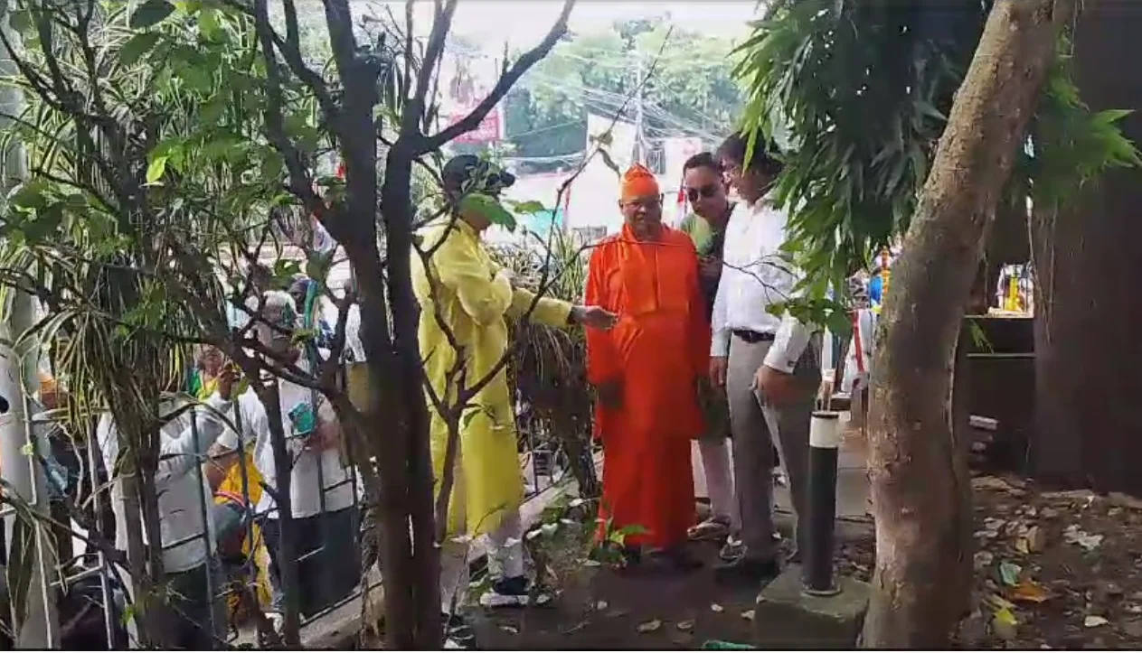 গাছ বসানোর অঙ্গীকার,  বেলুড়ে "সবুজের মিছিলে"র উদ্যোগে বৃক্ষরোপণ মন্ত্রী অরূপ রায়ের
