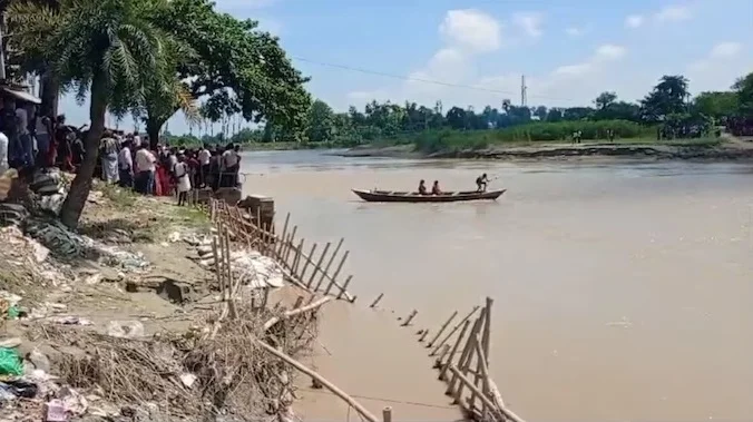 বিহারে ৩০ জন পড়ুয়াকে নিয়ে ডুবে গেল নৌকা, উদ্ধার ২০,  নিখোঁজ ১০