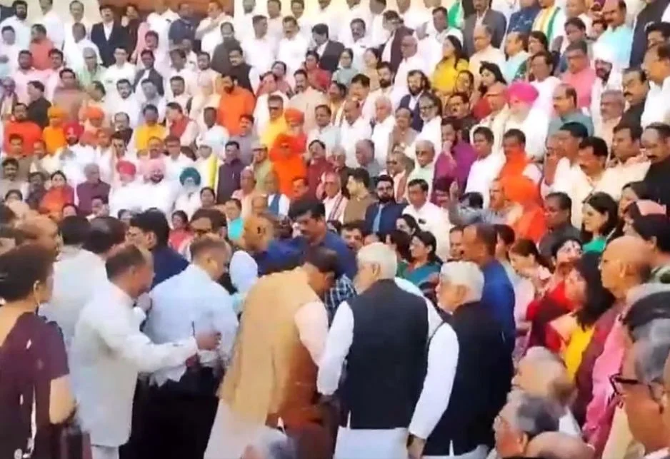 গ্রুপ ফটো তুলতে গিয়ে পুরনো সংসদ ভবনে জ্ঞান হারালেন বিজপি সাংসদ