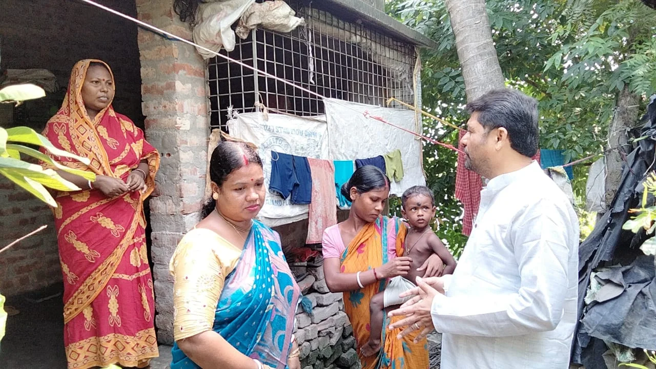 বাড়িতে বাড়িতে গিয়ে মানুষজনকে দুয়ারে সরকারের ক্যাম্পে ডাকলেন জনপ্রতিনিধিরা