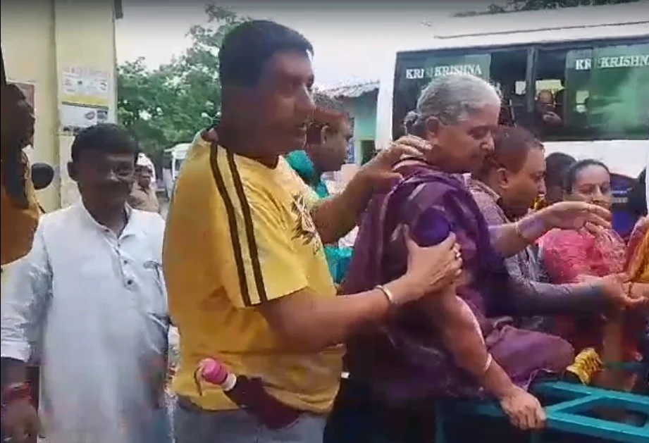 টোটো উল্টে দুর্ঘটনা হাওড়ায়, সাহায্যে এগিয়ে এলেন রাজনৈতিক কর্মীরা