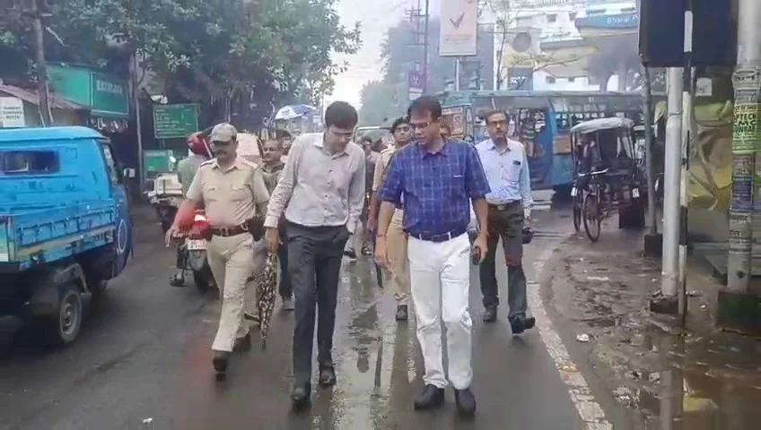 ভারী বৃষ্টিতে শহরের জলমগ্ন পরিস্থিতি খতিয়ে দেখতে পথে পুর প্রশাসক ডা: সুজয় চক্রবর্তী