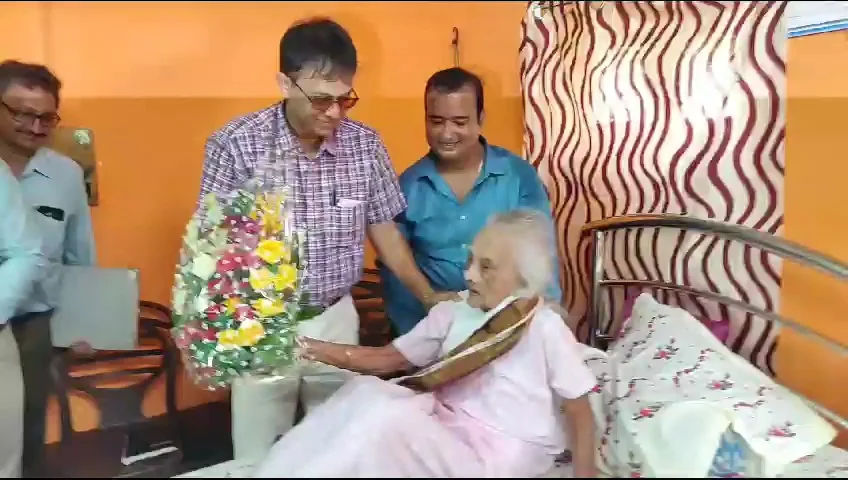 সরকারি নিয়মেই ১০৩ বছরের কনকলতার ফ্যামিলি পেনশন দ্বিগুণ ধার্য্য হাওড়া পুরসভার