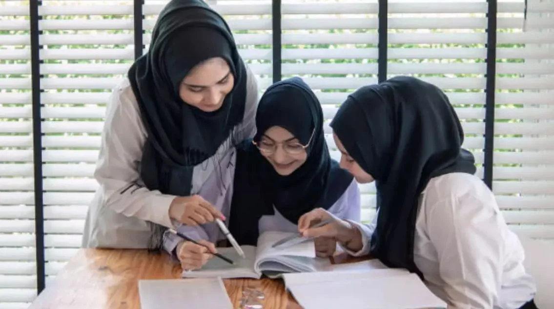 শরিয়াহ মেনে নারী-পুরুষ পোশাকবিধির বিল পাশ ইরানে  