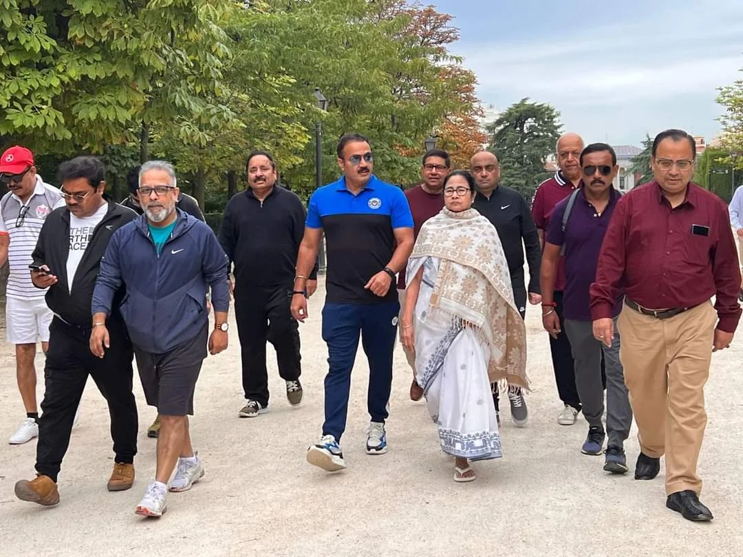 স্পেনের মাদ্রিদে নীলপাড় সাদা শাড়ি-হাওয়াই চটিতে মমতা, অ্যাকোর্ডিয়নে বাজালেন 'আমরা করব জয়'