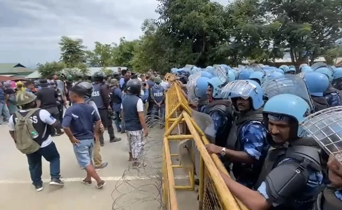 মণিপুরে কারফিউ অমান্য, পুলিশের সঙ্গে সংঘর্ষে আহত কমপক্ষে ২৫