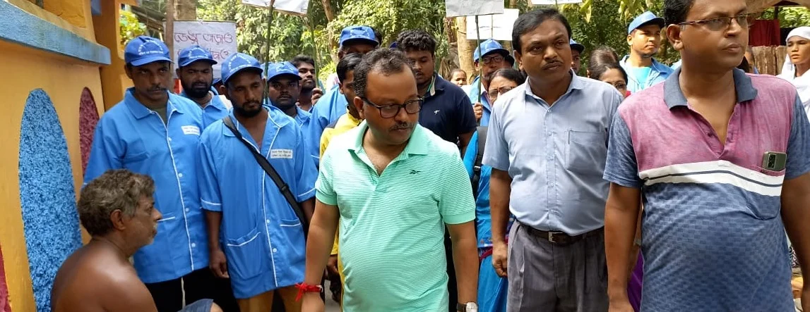 ডেঙ্গু মোকাবিলায় বাড়ি বাড়ি ঘুরে সচেতনার বার্তা দিচ্ছেন প্রশাসনিক আধিকারিকরা