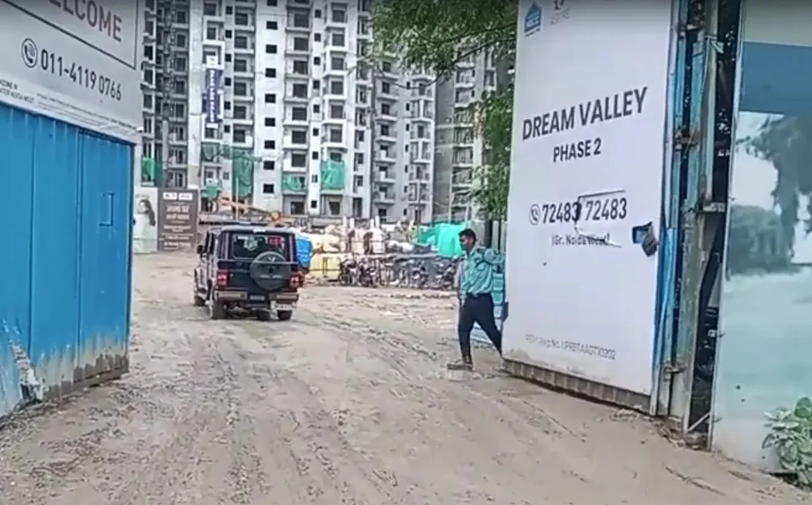 নয়ডায় লিফট ছিঁড়ে দুর্ঘটনা, মৃত এক মহিলা সহ ৪