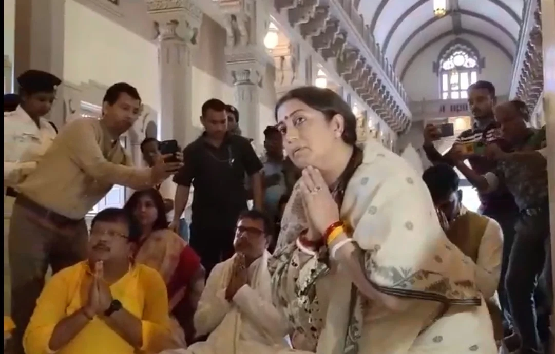 বেলুড় মঠে এসে আপ্লুত স্মৃতি ইরানি