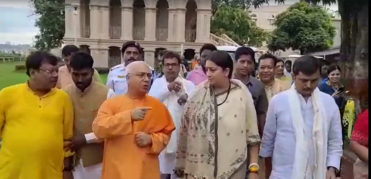 বেলুড় মঠে এসে আপ্লুত স্মৃতি ইরানি