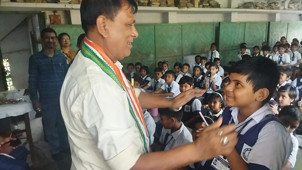 জয়নগরে পরিবেশবান্ধব পেন তুলে দেওয়া হল পড়ুয়াদের হাতে