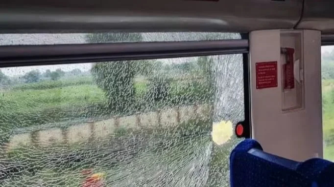 ফের পাথর নিক্ষেপ বন্দে ভারতে, ভাঙল জানালার কাঁচ