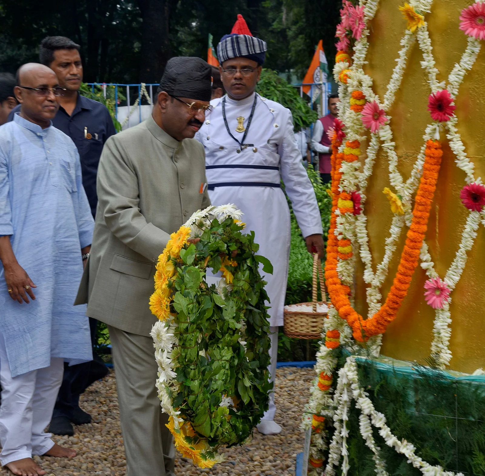 মেয়ো রোডে গান্ধি মূর্তিতে শ্রদ্ধা রাজ্যপাল বোস সহ খাদ্যমন্ত্রীর