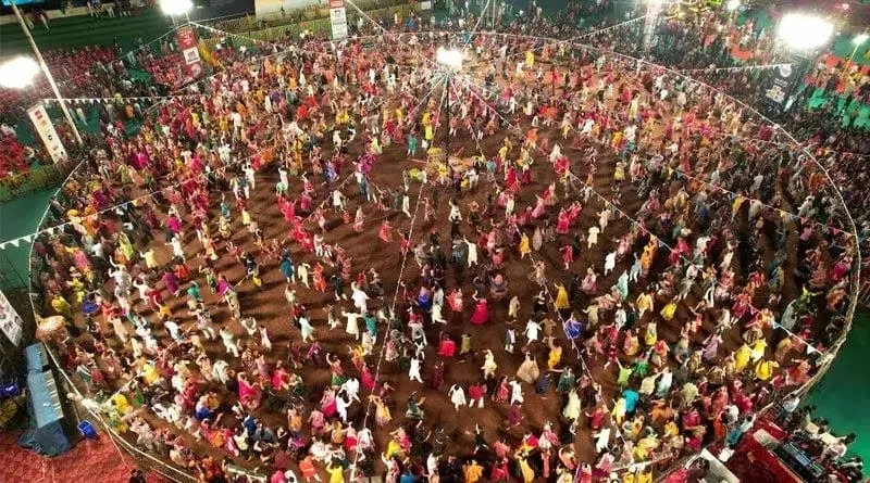 গুজরাতে গরবা নাচ প্রাণ কেড়েছে ১০জনের,মৃত্যু তেরো বছরের এক কিশোরেরও