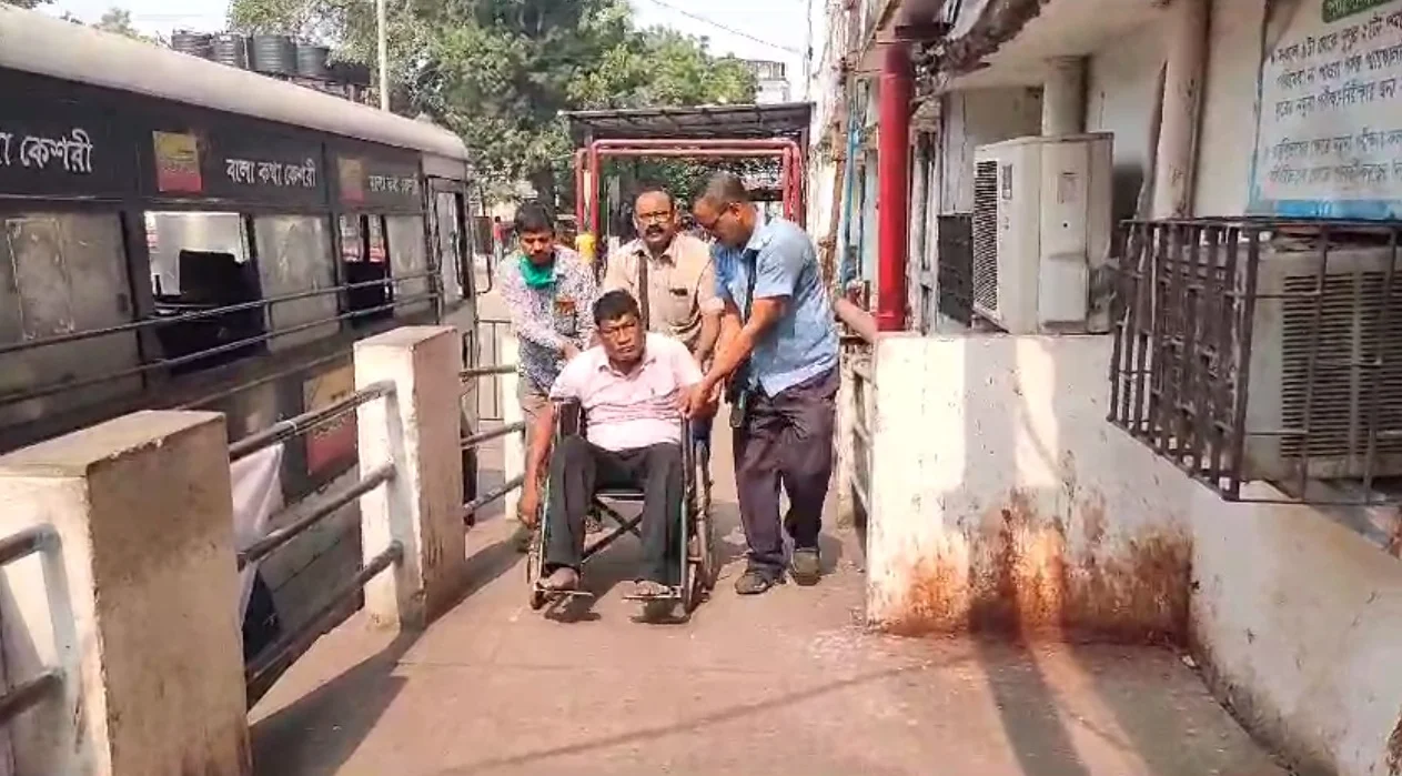 যাত্রী বোঝাই বাসে হৃদরোগে আক্রান্ত চালক