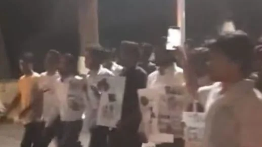 ফিলিস্তিনিদের সমর্থনে পদযাত্রায় এএমইউ পড়ুয়ারা