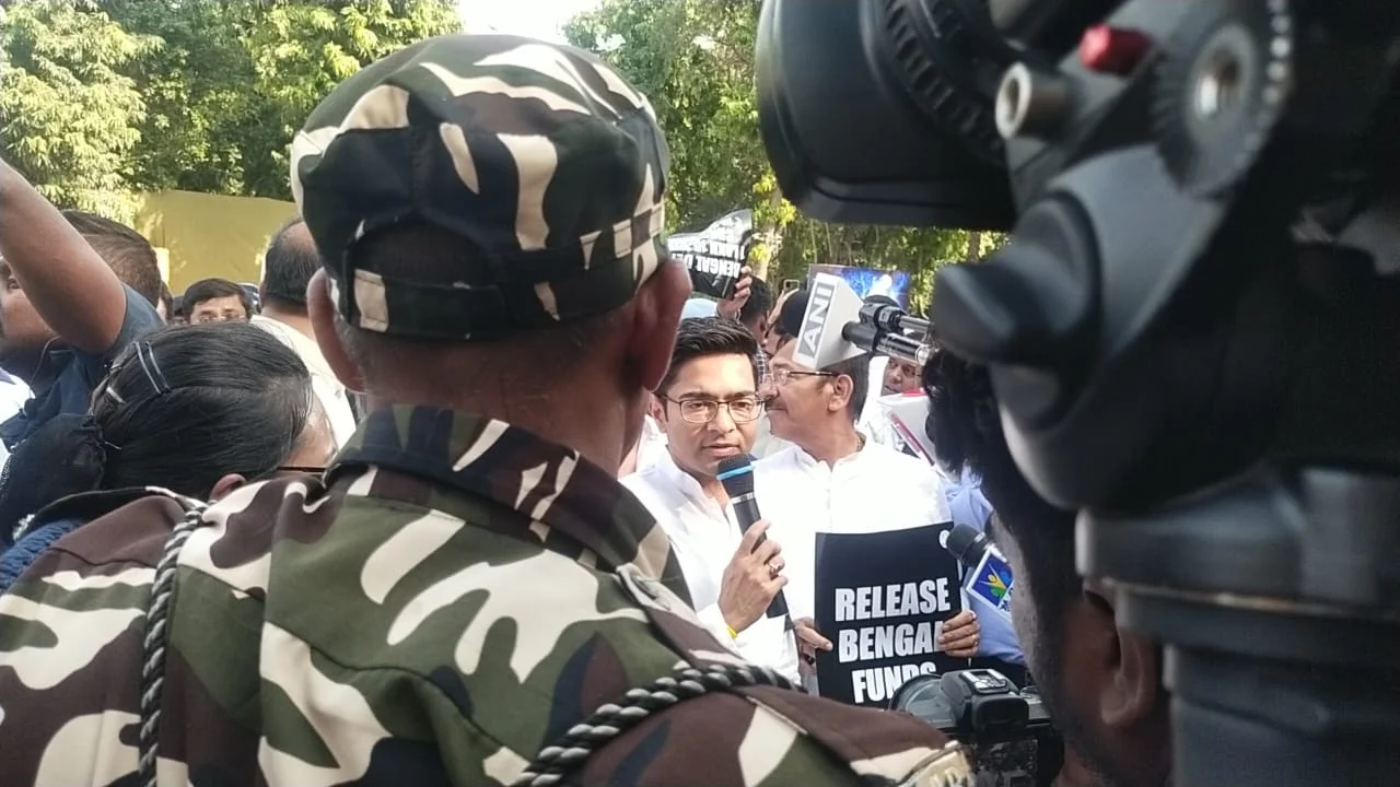 breaking: রাজঘাট থেকে সরিয়ে দেওয়া হল অভিষেককে, ৫ মিনিটের মধ্যে জায়গা খালি করার নির্দেশ দিল্লি পুলিশের