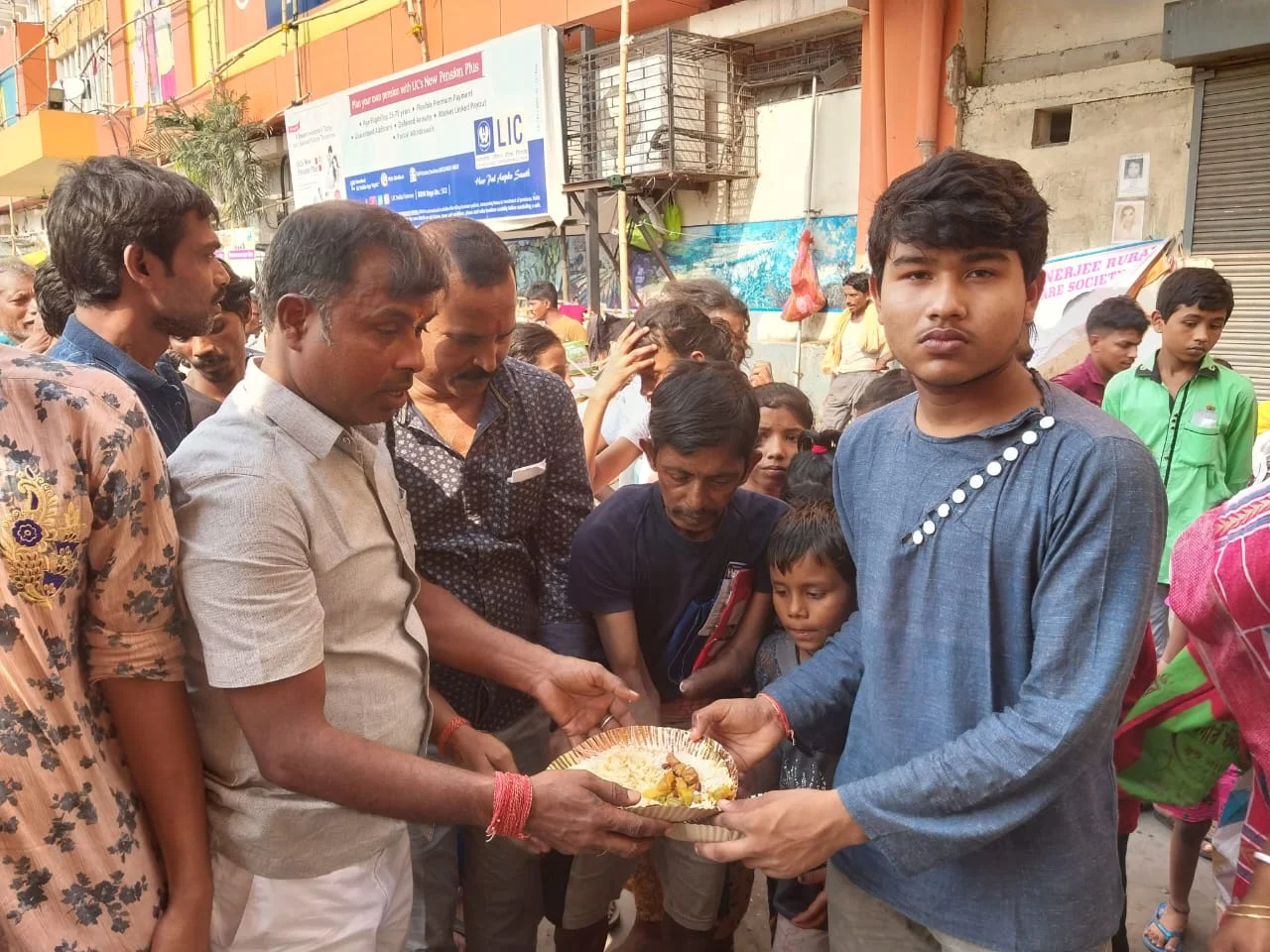 শিয়ালদহ স্টেশনের ভবঘুরে ও মানসিক ভারসাম্যহীন মানুষদের পাশে সমাজসেবী ভোলা সামুই