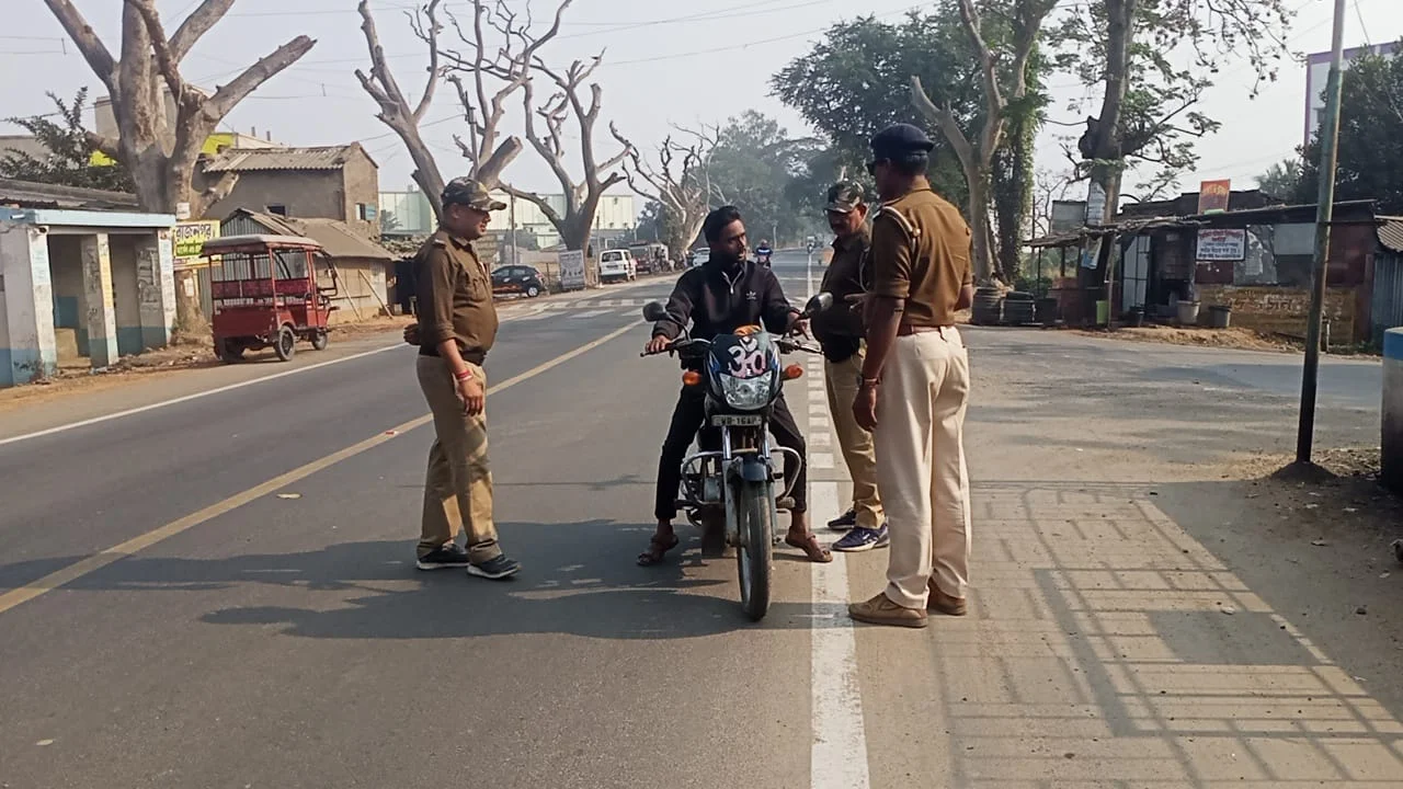 চার লক্ষ ঊনত্রিশ হাজার হেলমেটবিহীন বাইক আরোহীর বিরুদ্ধে আইনি ব্যবস্থা কলকাতা পুলিশের
