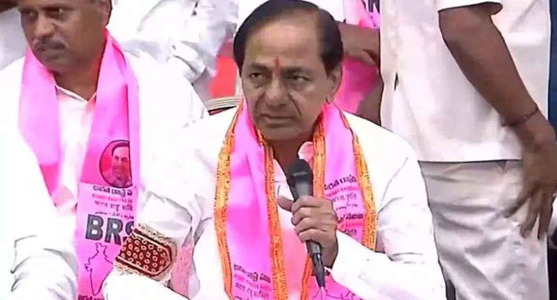 ক্ষমতায় ফিরলেই ৪০০ টাকায় রান্নার গ্যাস, ইস্তেহারে কংগ্রেসকে চ্যালেঞ্জ কেসিআর-এর