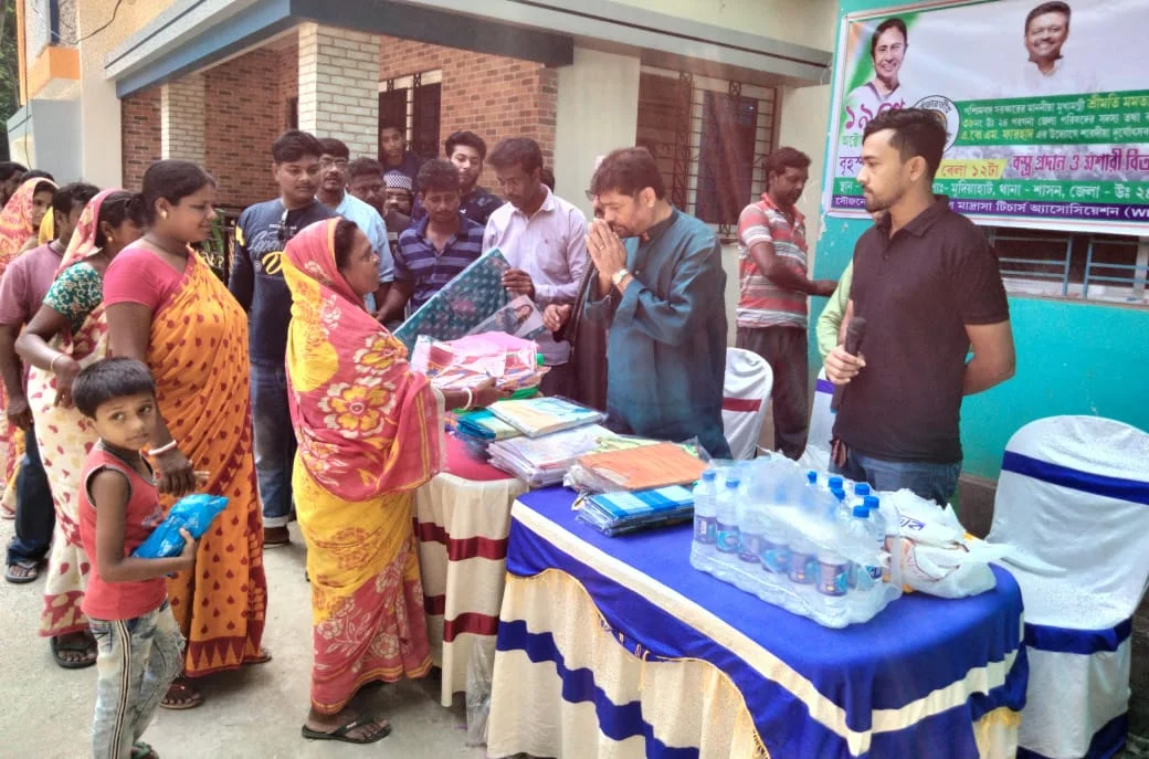 ঈদের পর এবার দুর্গোৎসবে বস্ত্র বিতরণ ফারহাদের