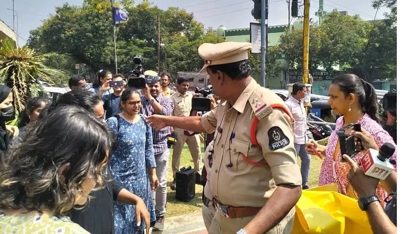'লং লিভ ফিলিস্তিন' স্লোগান, পুলিশের হাতে আটক বিক্ষোভরত হায়দরাবাদ বিশ্ববিদ্যালয়ের ছাত্রীরা