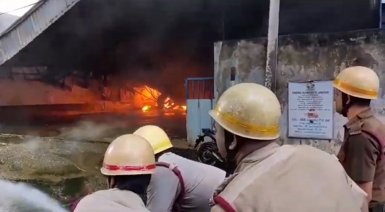 ৬ ঘণ্টা পার... এখনও নিয়ন্ত্রণে আসেনি হাওড়ার সাঁকরাইলের ভোজ্য তেলের কারখানার আগুন