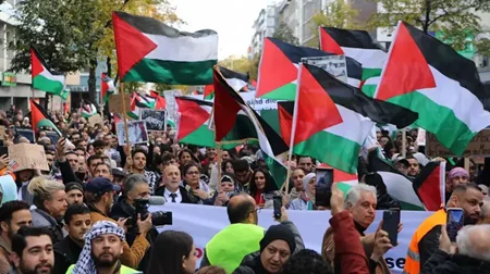 জার্মানিতে গাজার সমর্থনে হাজারো মানুষের বিক্ষোভ মিছিল