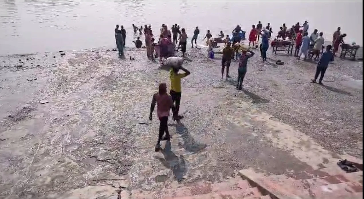 মহালয়ার আগে হাওড়ায় গঙ্গার ঘাটের ভাঙাচোরা অংশের মেরামত