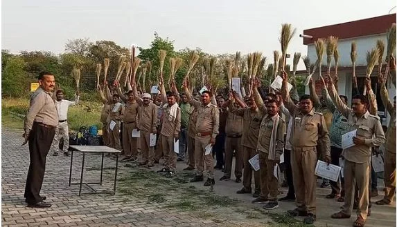 ১ লক্ষ ‘ঝাড়ু-দান’ করে নজির গড়লেন ইউপির এসপি সিং