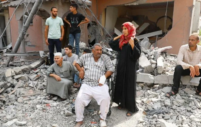 গাজ়ায় ধ্বংসস্তূপের নীচে মায়ের দেহ, স্তন্যপান করছে শিশু! দৃশ্য দেখে কাঁদছে বিশ্ব