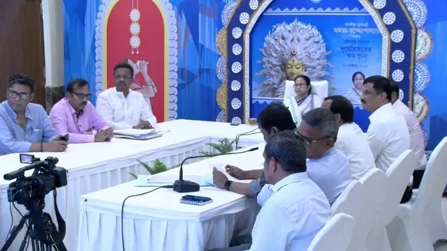 কলকাতাসহ জেলার ৮০০ পুজোর উদ্বোধন মমতার