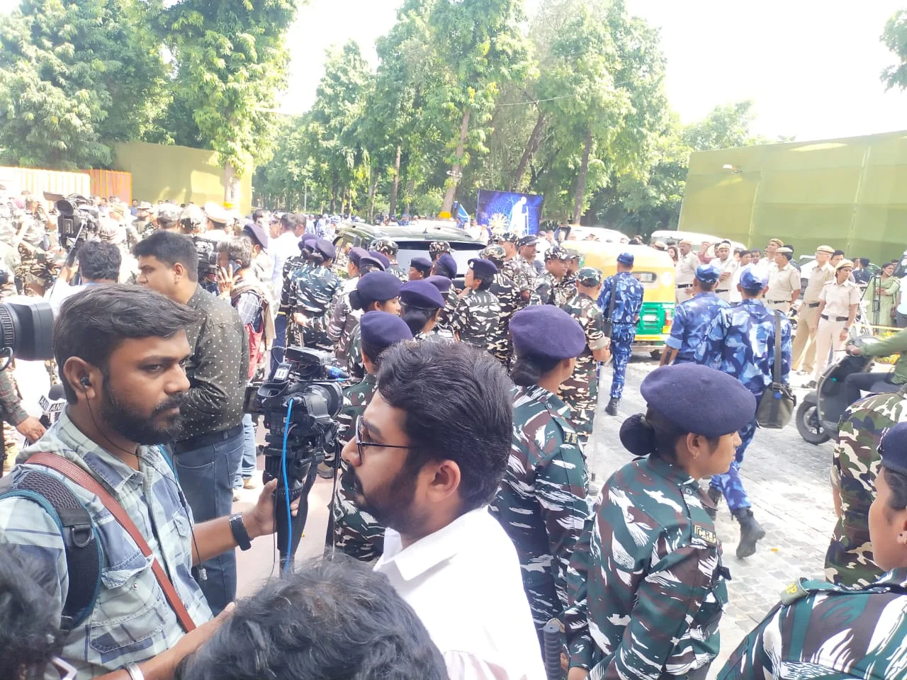কেন্দ্রীয় বঞ্চনার প্রতিবাদে দিল্লিতে ধরনায় তৃণমূল, রয়েছেন অভিষেক- ববি হাকিম সহ একাধিক নেতৃত্ব