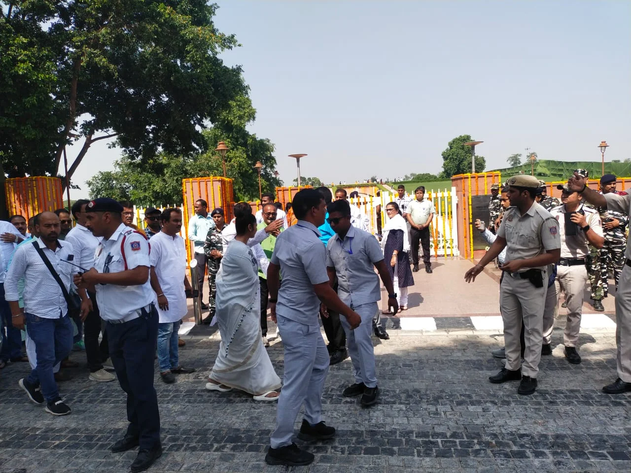 কেন্দ্রীয় বঞ্চনার প্রতিবাদে দিল্লিতে ধরনায় তৃণমূল, রয়েছেন অভিষেক- ববি হাকিম সহ একাধিক নেতৃত্ব