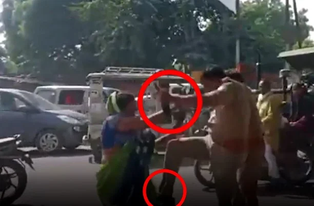 মথুরায় প্রকাশ্য রাস্তায় মহিলাকে লাথি পুলিশের