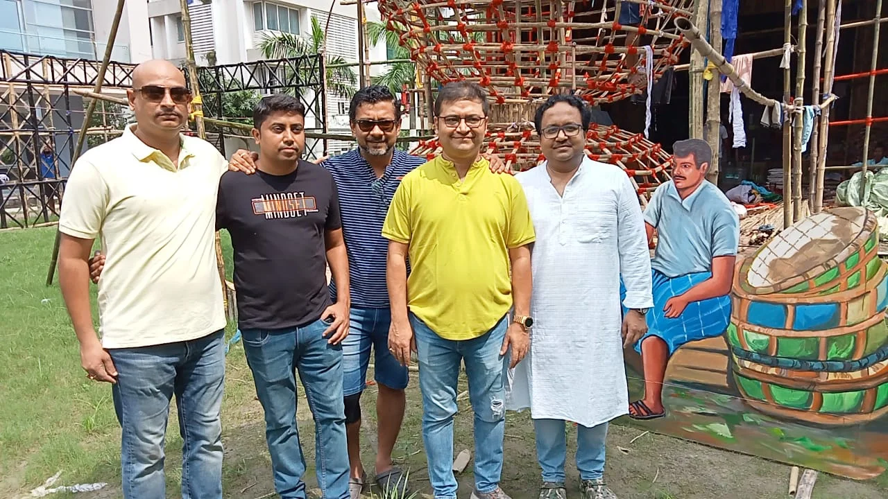 অতীত কলকাতার ঝাঁকা মাথায় ফেরিওয়ালা দেখতে, পুজোয় আসুন 'সিলভার ওক এস্টেট'