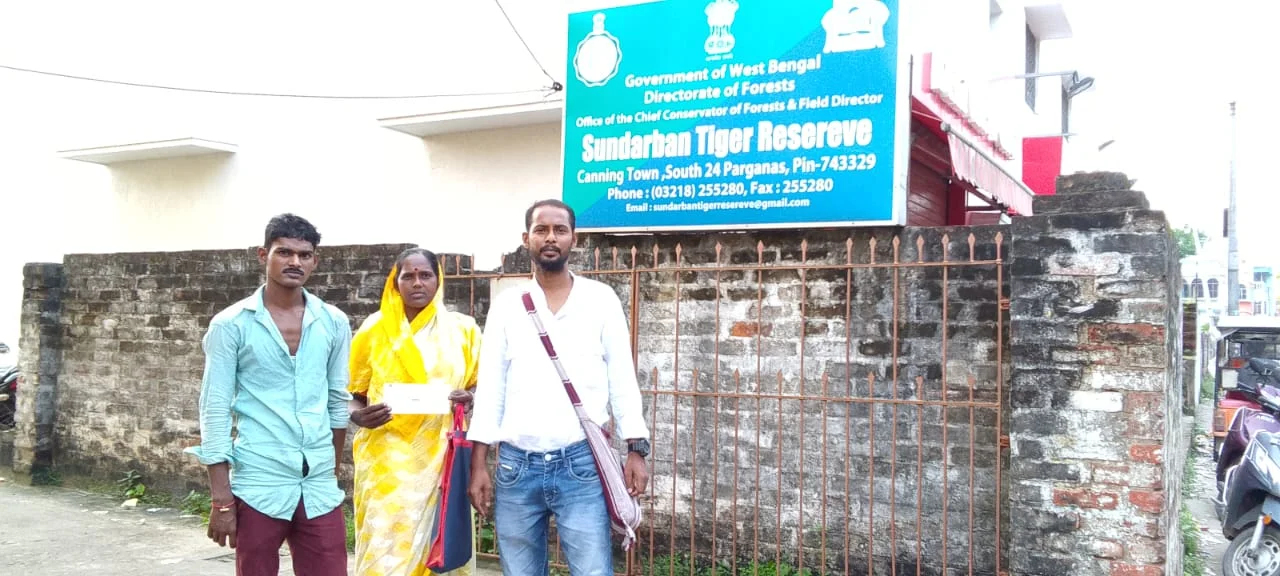 সুন্দরবনের বাঘের কামড়ে মৃতের পরিবারের হাতে ক্ষতিপূরণের টাকা তুলে দিল বন দফতর