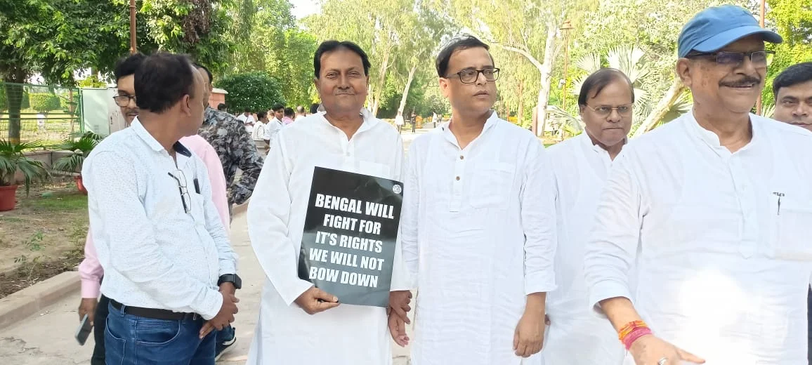 কেন্দ্রীয় বঞ্চনার প্রতিবাদে দিল্লিতে ধরনায় তৃণমূল, রয়েছেন অভিষেক- ববি হাকিম সহ একাধিক নেতৃত্ব