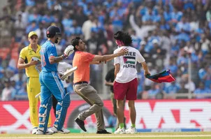 ‘স্টপ বম্বিং প্যালেস্তাইন’ জার্সি পরে হঠাৎ মাঠে যুবক, নিরাপত্তা নিয়ে প্রশ্ন