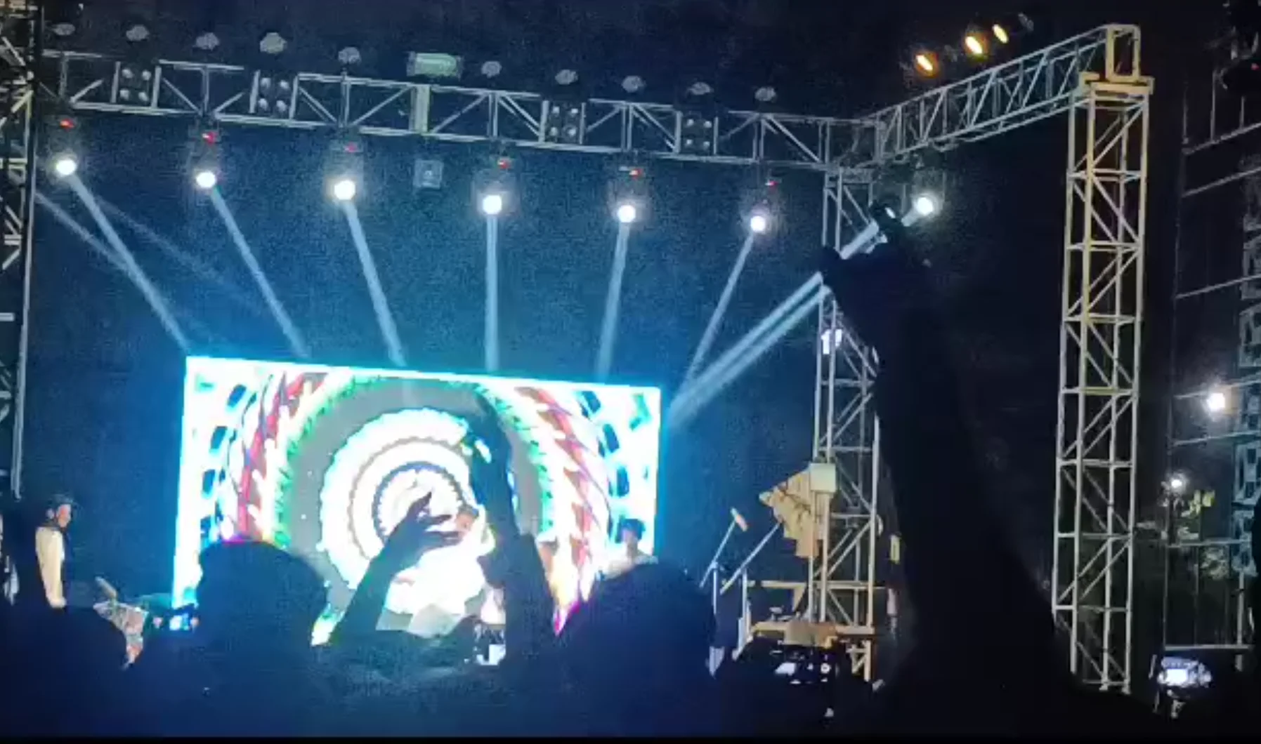 ‌বিতর্ক হ‌লেও আ‌লিয়া বিশ্ব‌বিদ্যালয় দখ‌লে রাখ‌তে ডি‌জে অনুষ্ঠান প্রাক্তনী‌দের