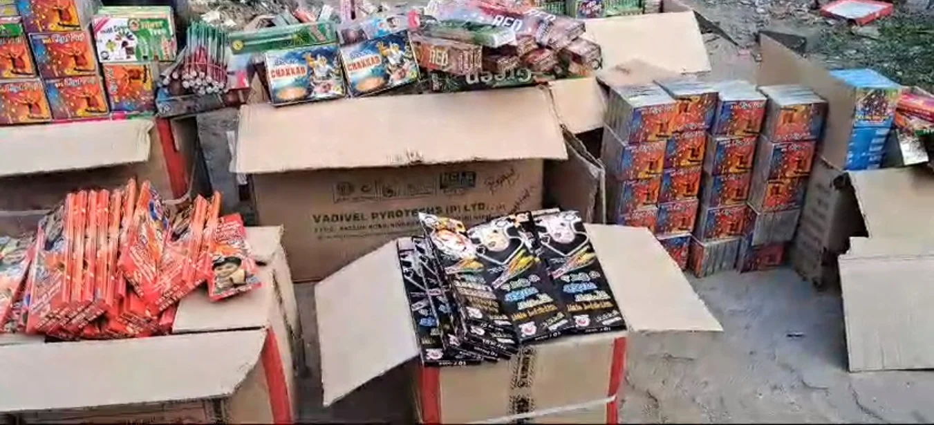 হাওড়ার লিলুয়ায় উদ্ধার নিষিদ্ধ বাজি, গ্রেফতার ৩