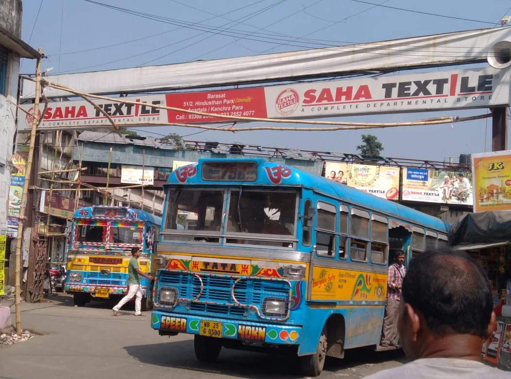 বারাসতে তিতুমীর বাস টার্মিনাসের  নাম ঢেকেছে বিজ্ঞাপনের হোর্ডিংয়ে, নতুন করে সাজানোর আশ্বাস সভাধিপতির