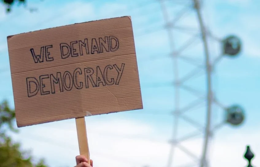 বিশ্বের অর্ধেকেরও বেশি দেশে সংকটে ‘গণতন্ত্র’!