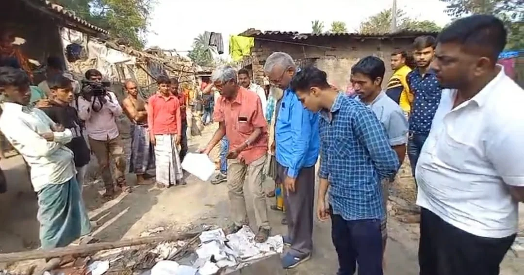 কলকাতা হাইকোর্টের নির্দেশ মেনে দলুয়াখাকি গ্রামে ত্রাণ দিয়ে এলেন কান্তি, সুজনেরা