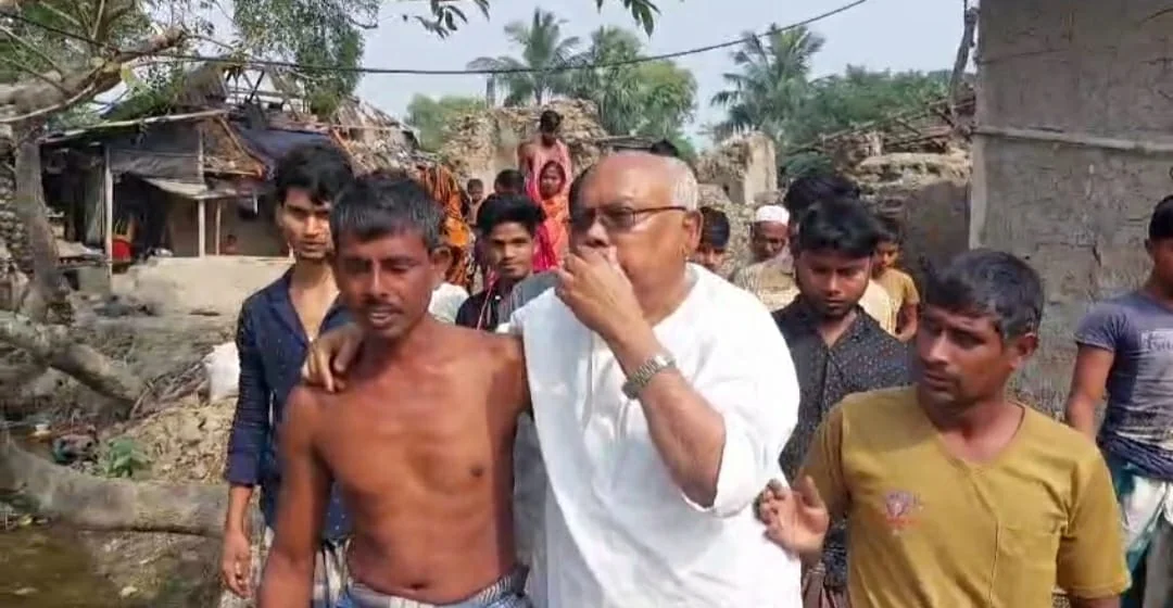 কলকাতা হাইকোর্টের নির্দেশ মেনে দলুয়াখাকি গ্রামে ত্রাণ দিয়ে এলেন কান্তি, সুজনেরা