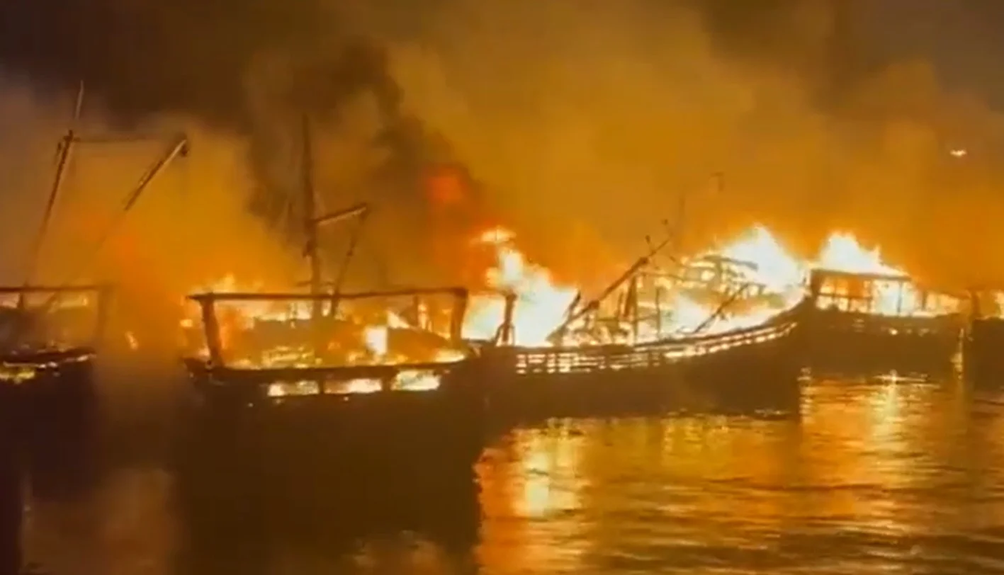 বিশাখাপত্তনমে বন্দরে অগ্নিকাণ্ড, পুড়ে ছাই কমপক্ষে ৪০টি  মাছ ধরার নৌকা